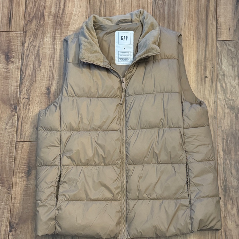 GAP Quilted Puffer Vest in Beige‎